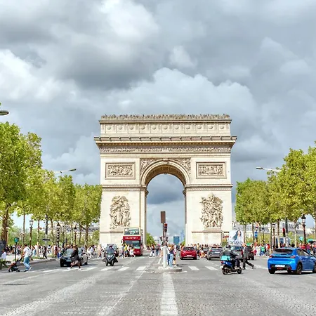 Luxueux 200m2 5ch Champs Elysées à 1min Perle Rare * Parigi