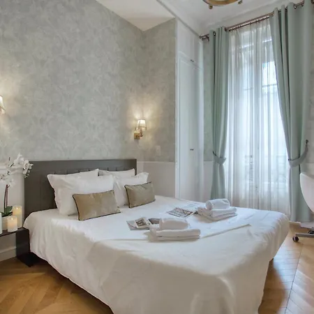 Luxueux 200m2 5ch Champs Elysées à 1min Perle Rare Appartamento Parigi