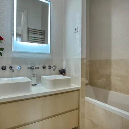 Luxueux 200m2 5ch Champs Elysées à 1min Perle Rare Appartamento