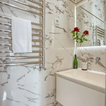 Luxueux 200m2 5ch Champs Elysées à 1min Perle Rare Parigi