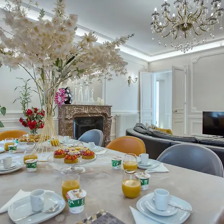 Luxueux 200m2 5ch Champs Elysées à 1min Perle Rare Appartamento