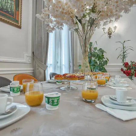 Luxueux 200m2 5ch Champs Elysées à 1min Perle Rare Appartamento