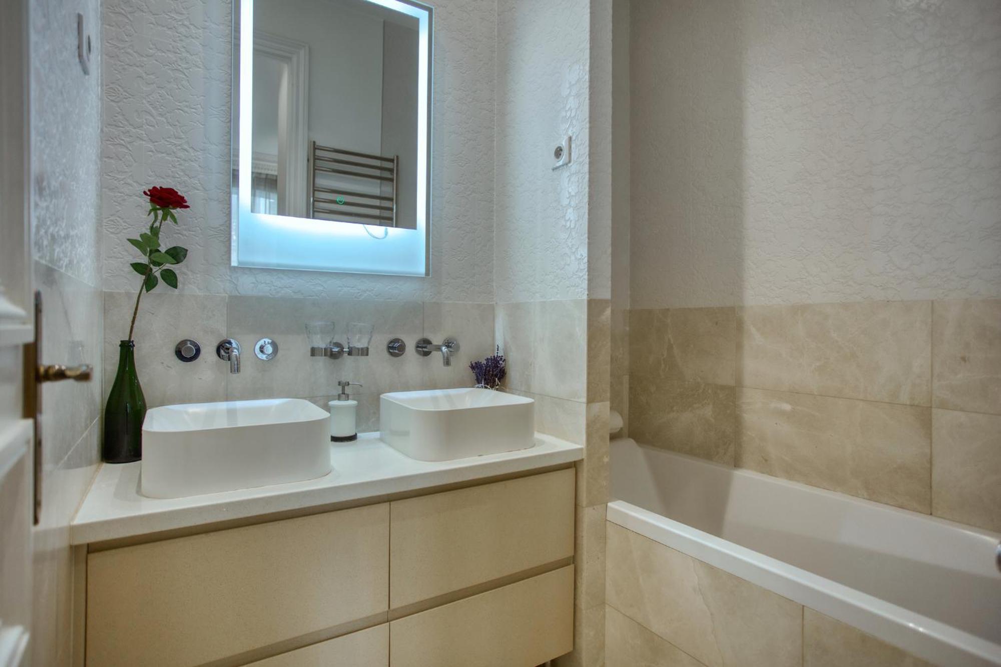Luxueux 200m2 5ch Champs Elysees A 1min Perle Rare Appartamento