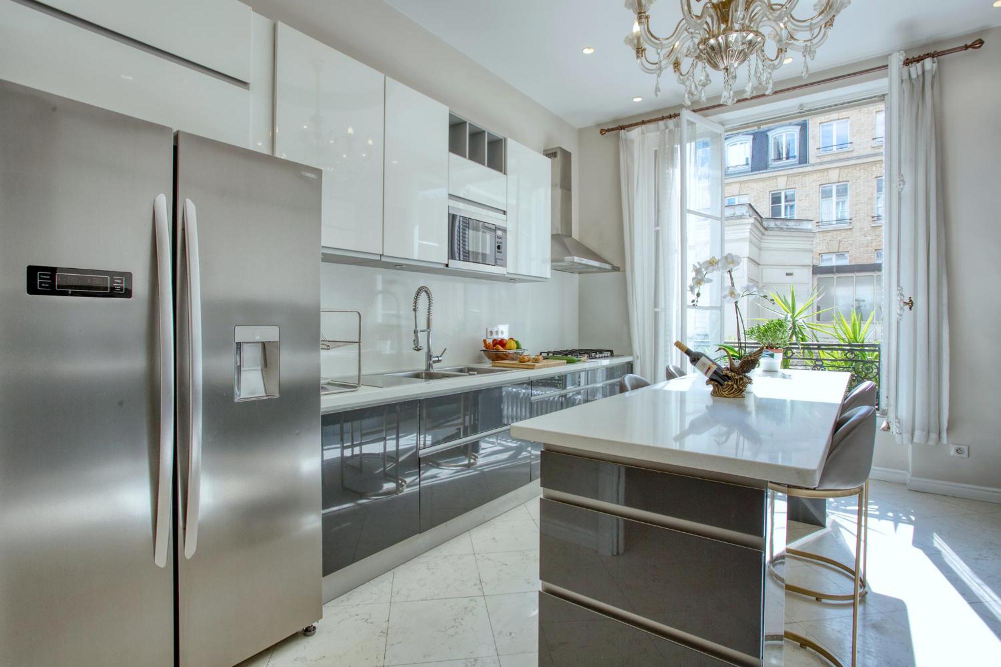 Luxueux 200m2 5ch Champs Elysees A 1min Perle Rare Appartamento